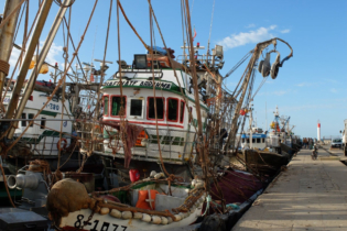 Un bateau amarré au port de pêche de Dakhla.