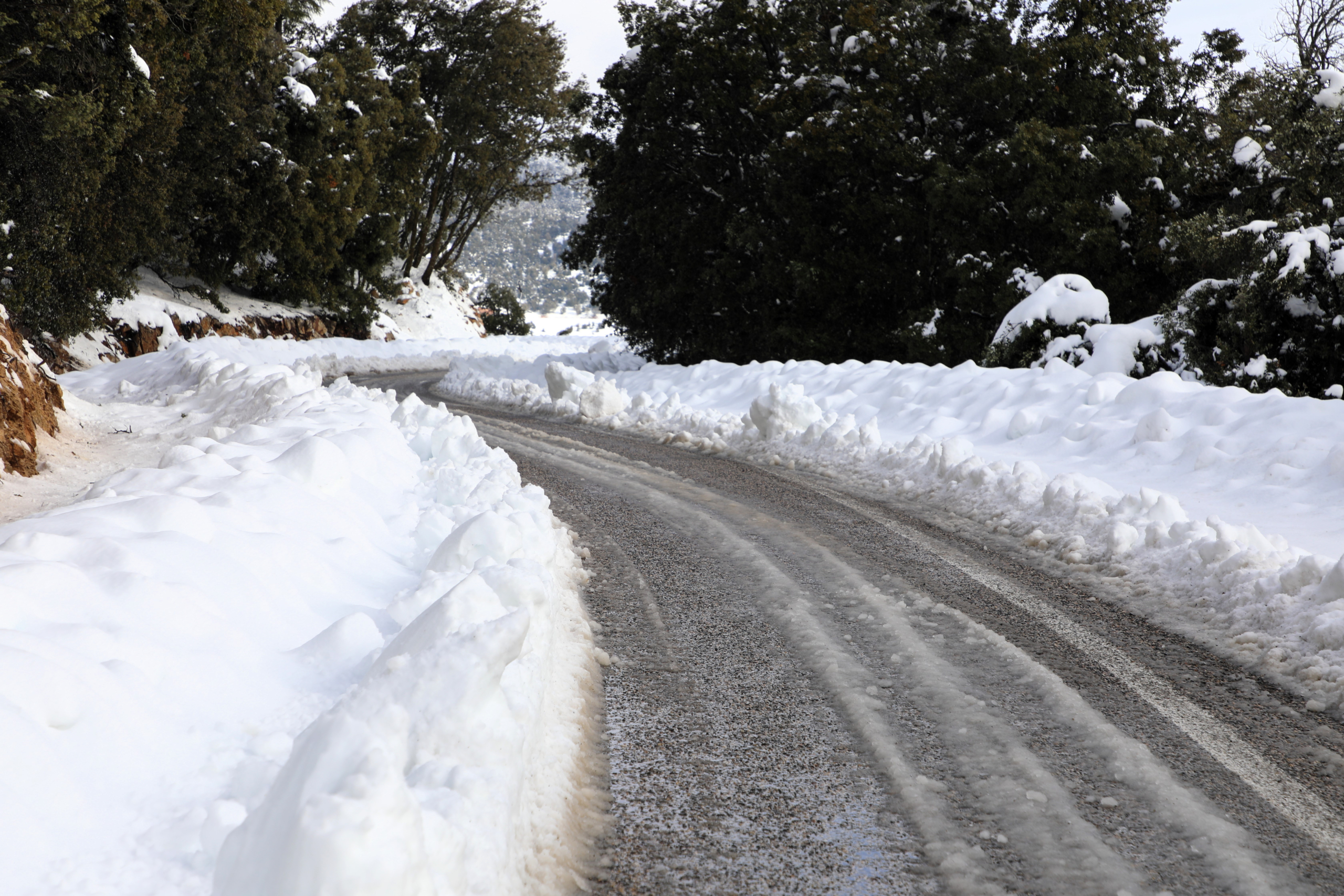 Une route de montagne enneigée dans la province de Khénifra.