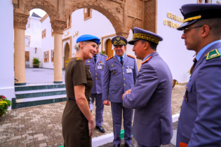 Mohammed Berrid, Inspecteur général des FAR, et Cheryl Pearce, conseillère militaire par intérim de l'ONU en visite au Maroc.