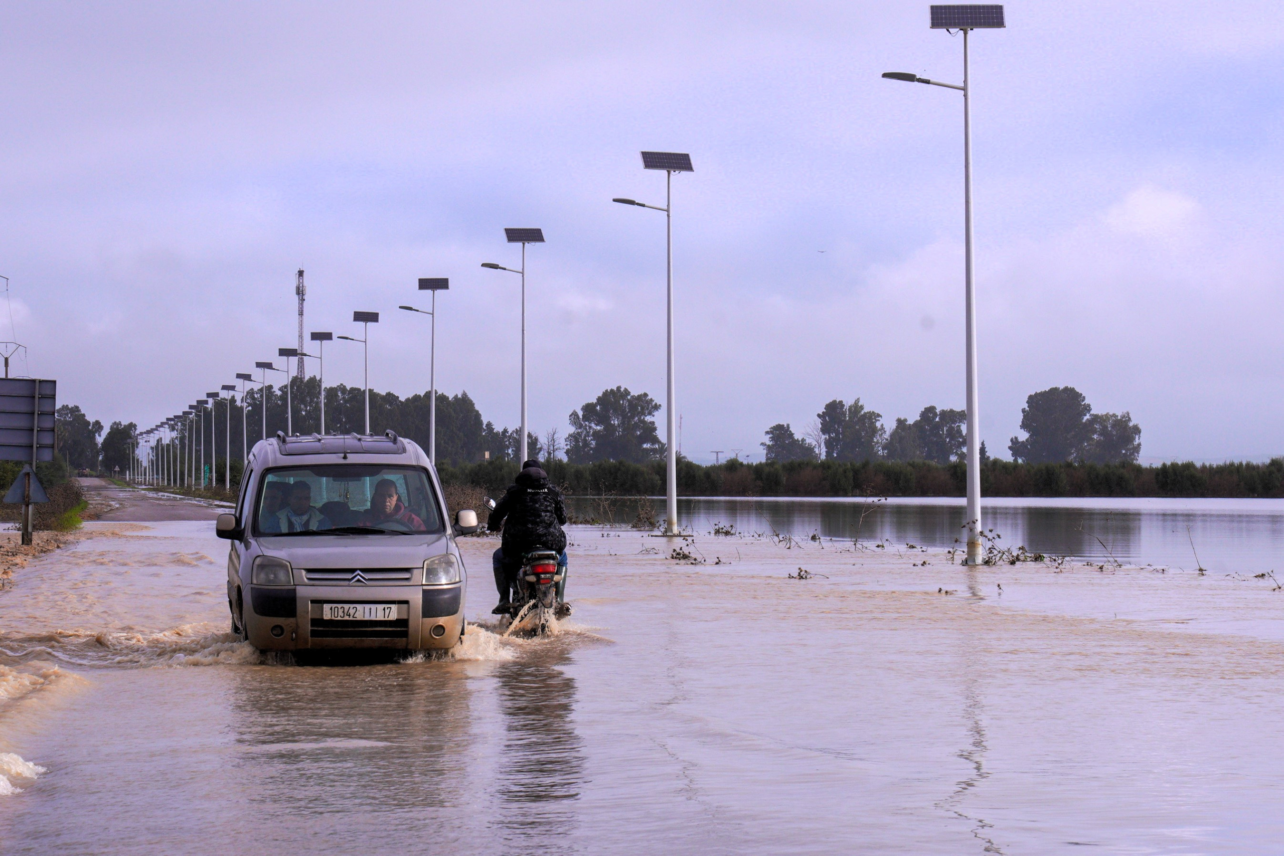 Une route inondée dans la commune d’El Houafate, relevant de la province de Sidi Kacem, à la suite de fortes précipitations.