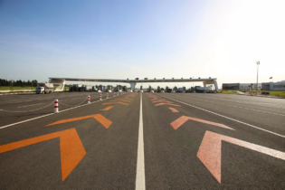 Une station de péage sur un tronçon autoroutier.