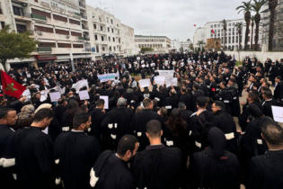 Lors d'un sit-in tenu par les avocats devant le Parlement, à Rabat, en protestation contre le projet de loi relatif à la profession.