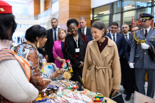 Lalla Meryem préside, à la Bibliothèque nationale du Royaume du Maroc à Rabat, la cérémonie d'inauguration du "Bazar Solidaire" de bienfaisance du Cercle diplomatique.
