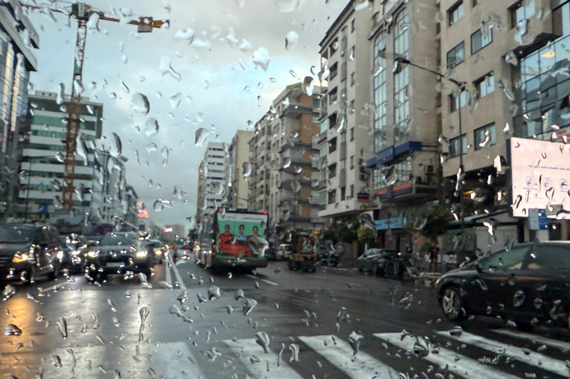 Une artère de Casablanca sous la pluie.