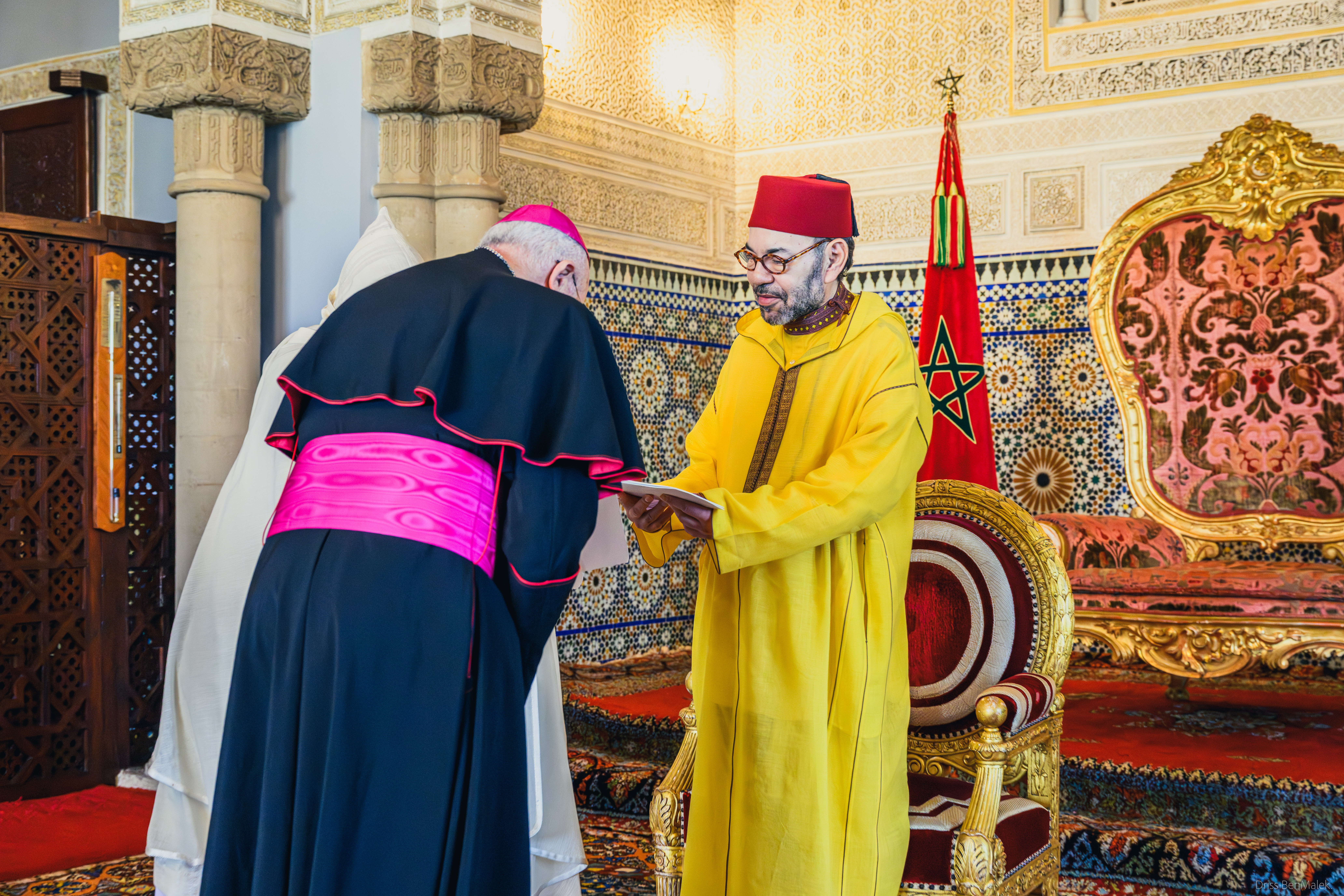 Le roi Mohammed VI recevant, au Palais royal de Rabat, des ambassadeurs étrangers venus présenter leurs lettres de créance, le 26 février 2026.