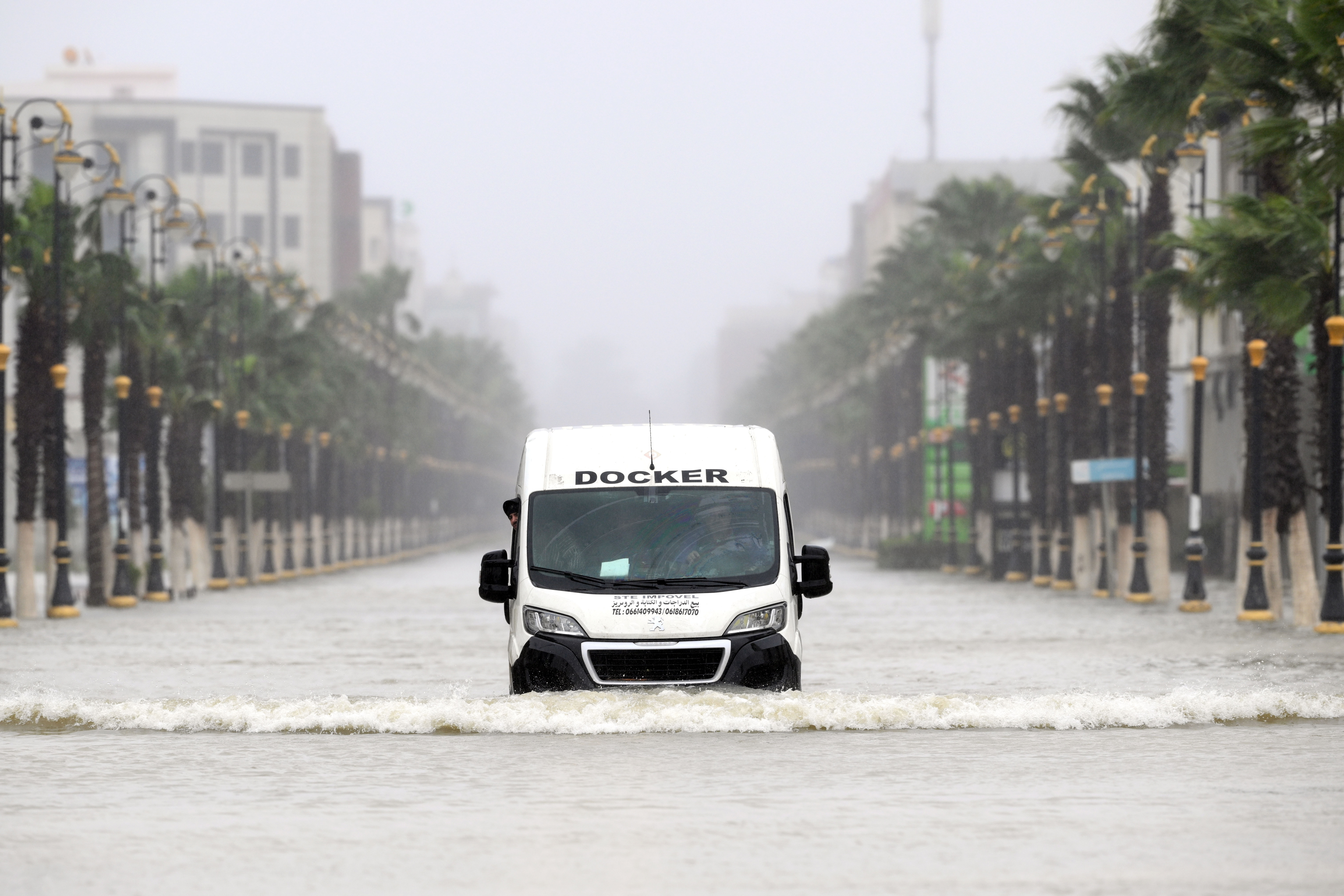Un véhicule dans une artère inondée de Ksar El Kébir, à la suite des crues de l’oued Loukkos.
