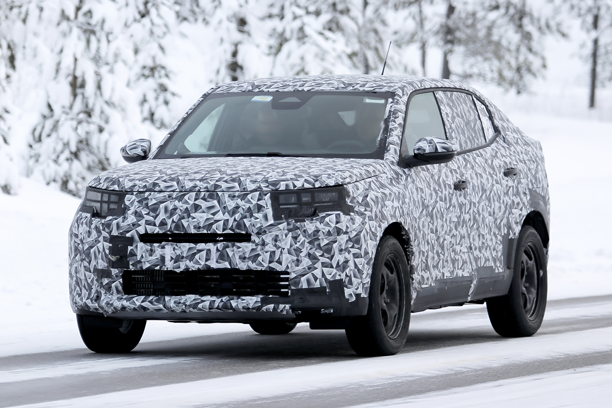 Un prototype lourdement camouflé du futur Fiat Fastback, surpris lors de tests hivernaux en Europe.