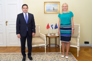 Nasser Bourita, ministre des Affaires étrangères, et son homologue finlandaise Elina Valtonen, à Helsinki en août 2024. Crédit : Ministère des Affaires Étrangères