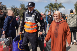 Des habitants de Ksar El Kébir regagnant leurs logements dans la ville, assistés par des éléments de la Sûreté nationale.