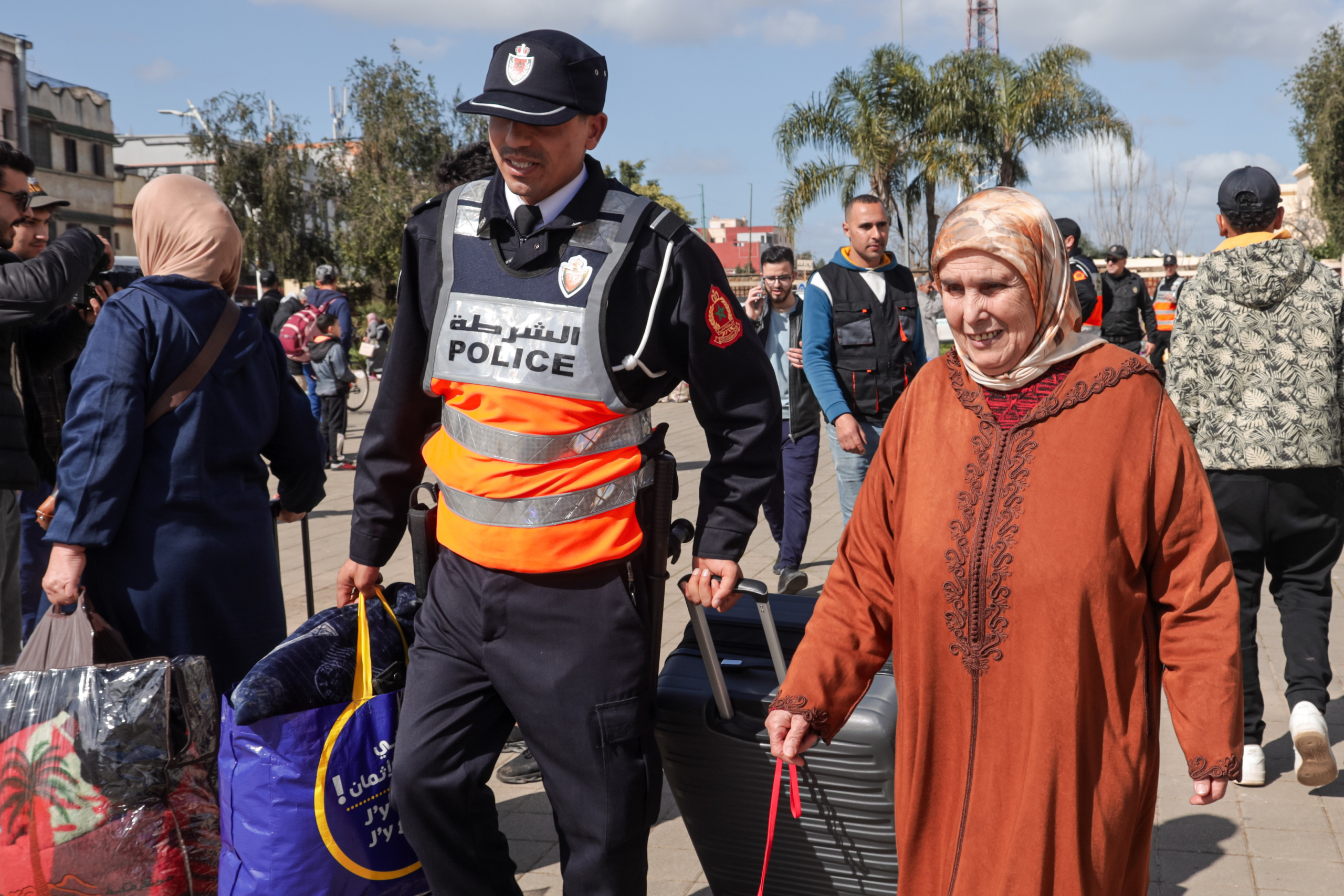 Des habitants de Ksar El Kébir regagnant leurs logements dans la ville, assistés par des éléments de la Sûreté nationale.