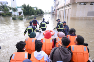 Lors d'une opération d'évacuation conduite par la Protection civile à la suite des inondations survenues à Ksar El Kébir.