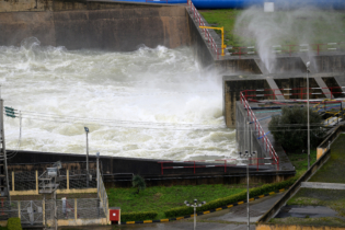 Lâcher d'eau au barrage Oued El Makhazine, après une forte hausse des apports en eau.