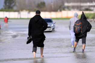 Des habitants de la ville de Ksar El Kébir, affectée par les inondations consécutives aux fortes précipitations. Crédit : MAP