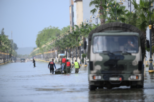Lors d'une intervention conjointe des Forces armées royales et des autorités civiles à Ksar El Kébir pour faire face aux inondations résultant de la montée des eaux de l’oued Loukkos.