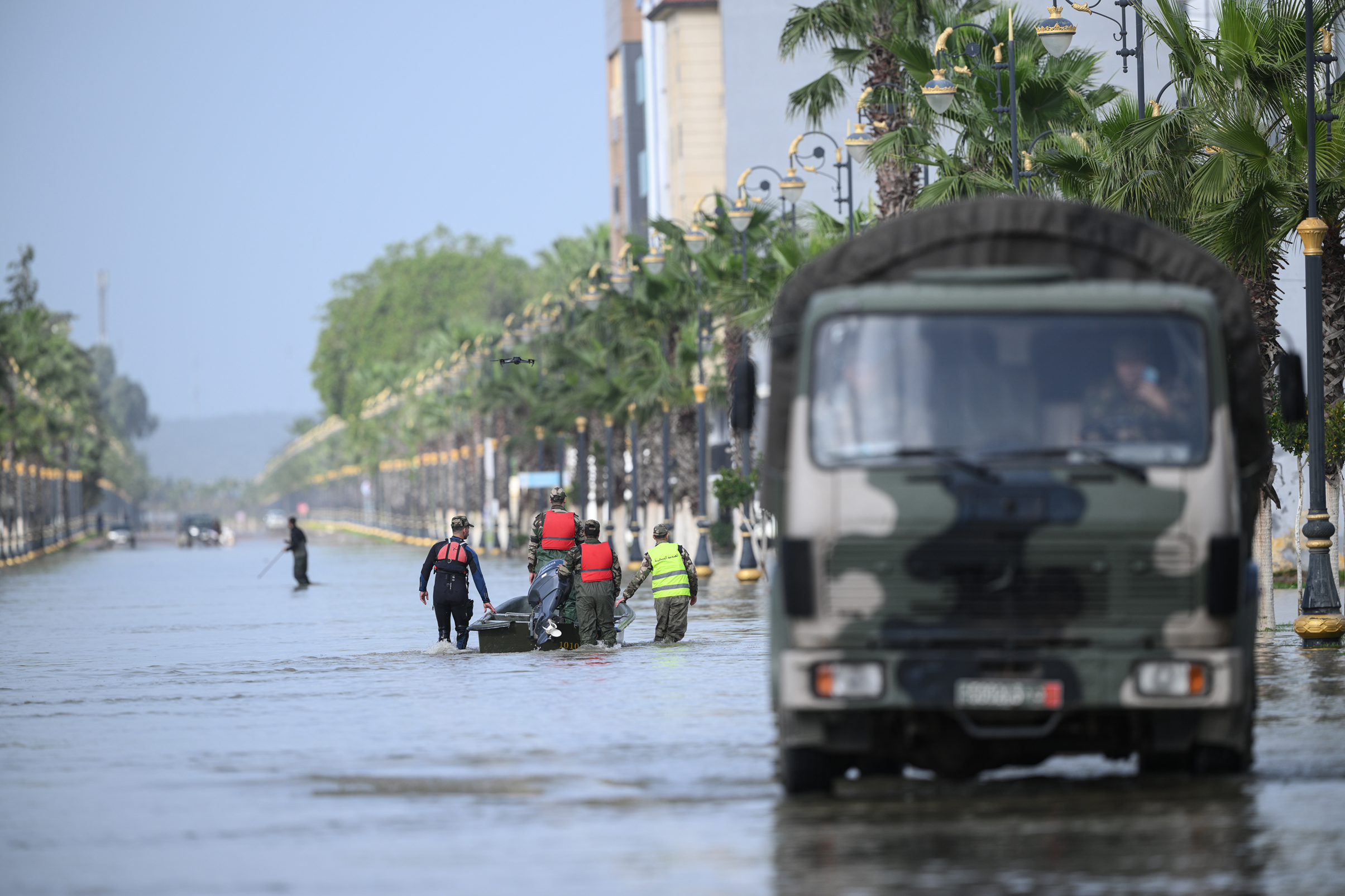 Lors d'une intervention conjointe des Forces armées royales et des autorités civiles à Ksar El Kébir pour faire face aux inondations résultant de la montée des eaux de l’oued Loukkos.