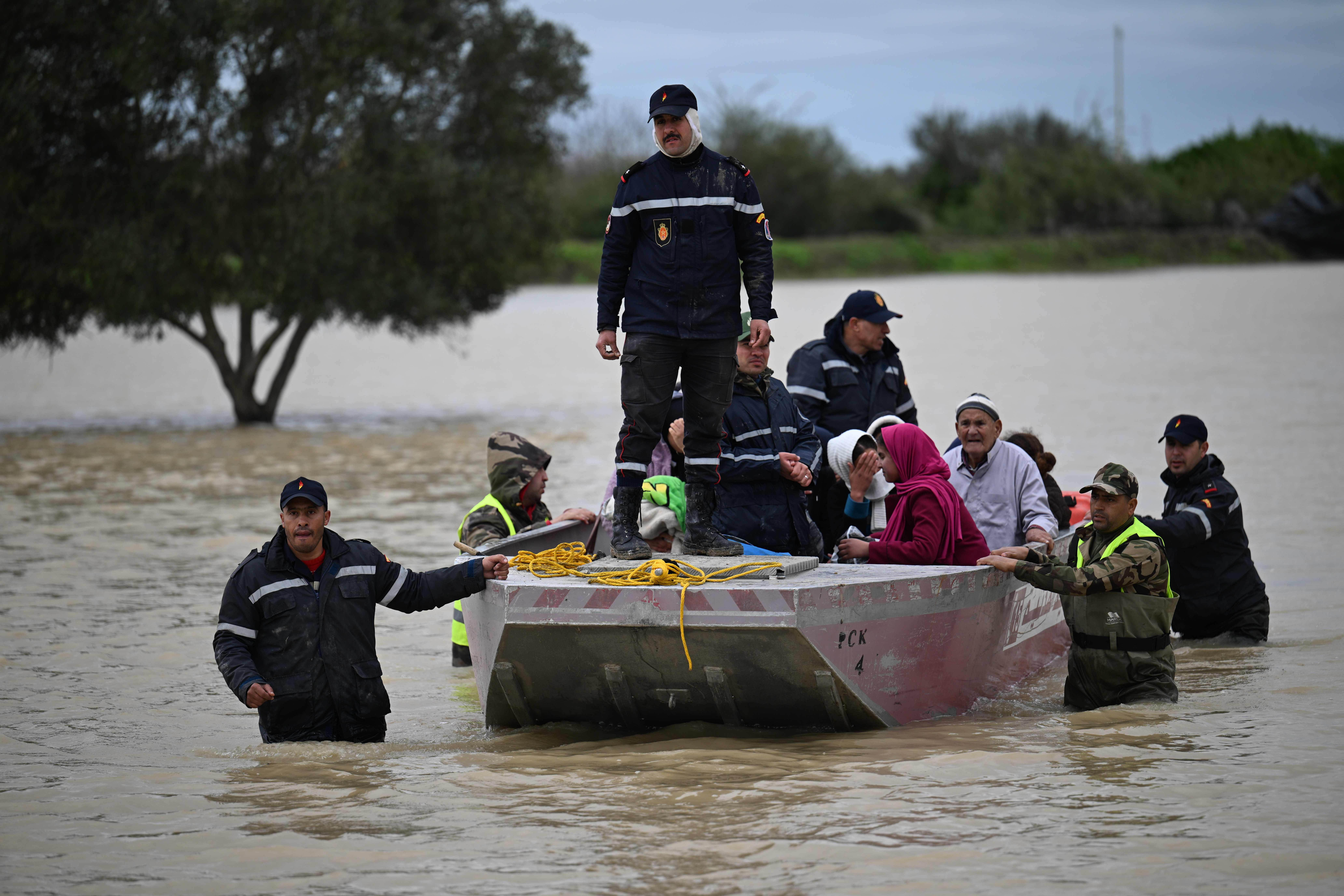 Des habitants de Douar Lebhara, dans la Province de Sidi Slimane, évacués à la suite des inondations qu'a connues la localité.