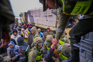 Des agriculteurs sinistrés du Gharb secourus par les Forces auxiliaires.