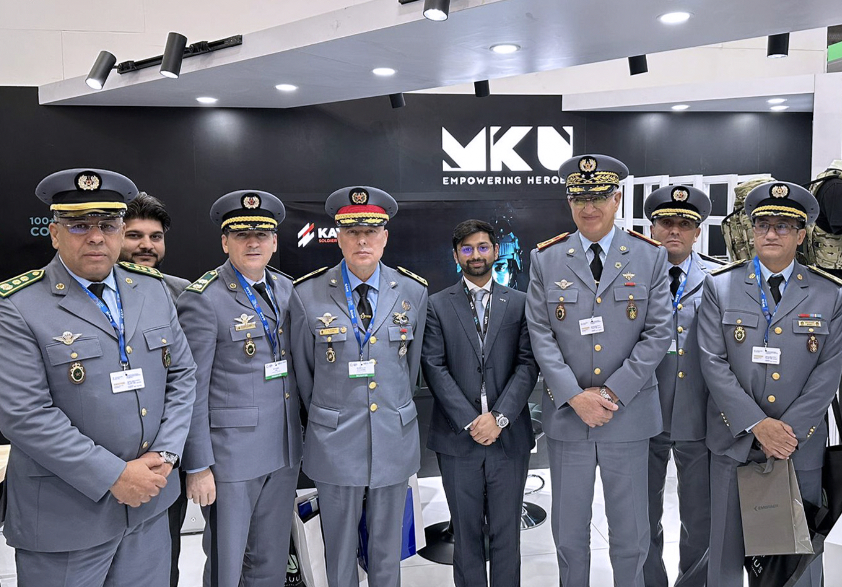 Des responsables militaires marocains visitant le stand MKU au World Defense Show 2024, en Arabie saoudite.