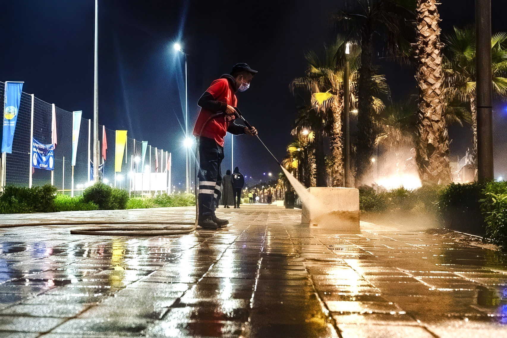 Un agent de propreté assurant le nettoyage d'un espace public à Casablanca.