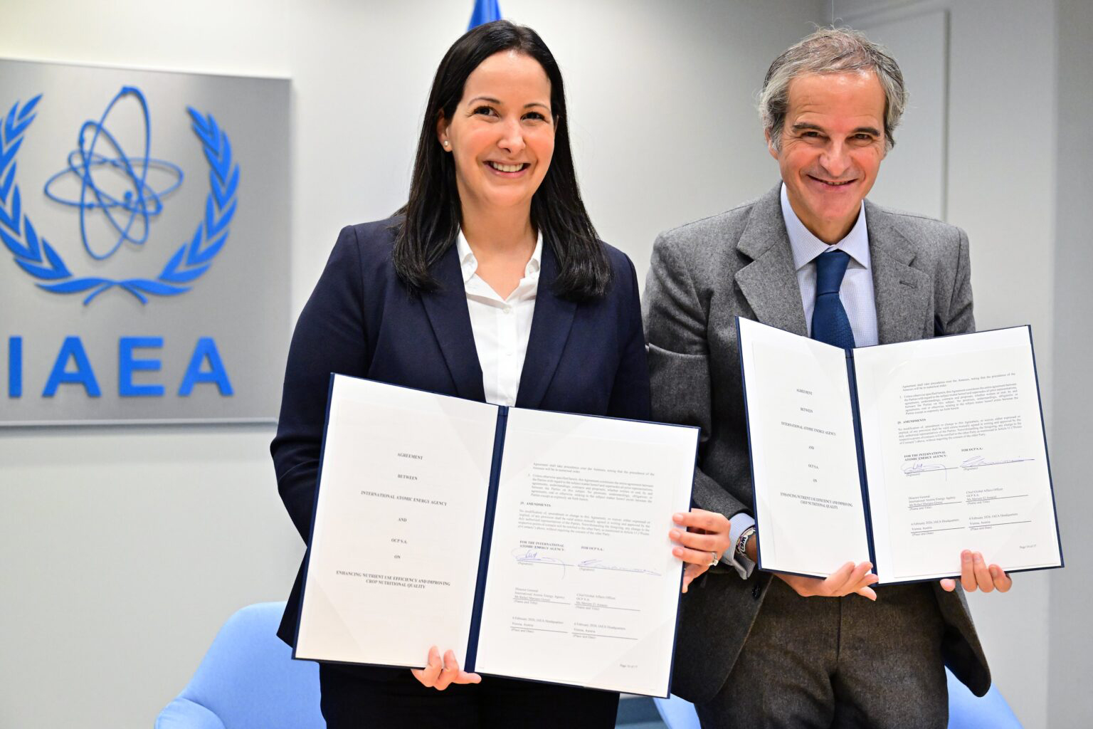 Meriem El Asraoui, Chief Global Affairs Officer du groupe OCP, et Rafael Mariano Grossi, directeur général de l’AIEA.
