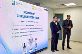 Redouane Samlali, PDG d'Oncorad Group, lors de la présentation du nouveau robot chirurgical installé à la Clinique d'oncologie de Tanger du groupe, le 19 février 2026.