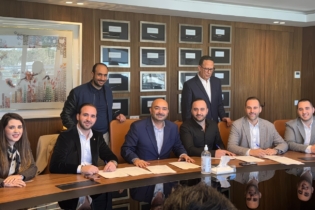 Lors de la signature de l'accord d'acquisition de B5 Cosmetics par One Retail, filiale du groupe H&S Group.