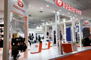 Un stand d'exposition du groupe indien Paracoat dans un salon professionnel.
