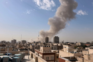 Panache de fumée après une explosion au centre de Téhéran.