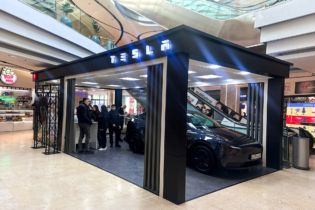 Le pop-up store de Tesla à Casablanca, installé dans le centre commercial AnfaPlace Mall.
