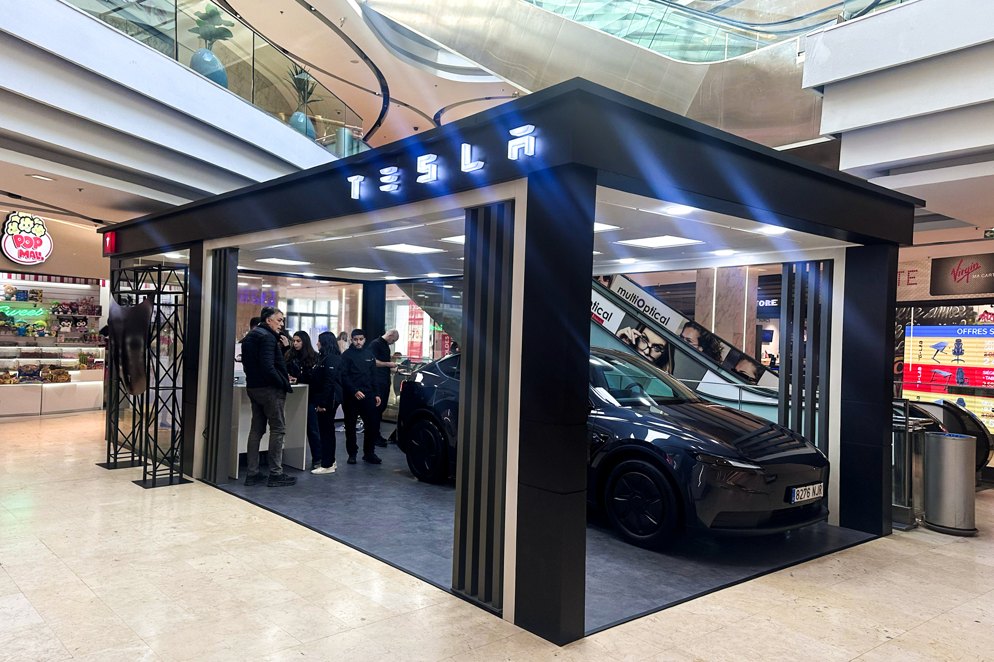 Le pop-up store de Tesla à Casablanca, installé dans le centre commercial AnfaPlace Mall.
