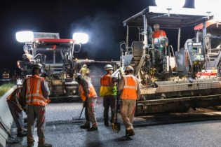 Des ouvriers effectuant des travaux de voirie.