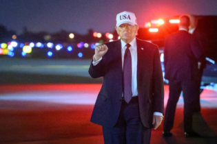 Le président des États-Unis Donald Trump arrivant à West Palm Beach, en Floride, le 27 février 2026, à la veille des bombardements en Iran.