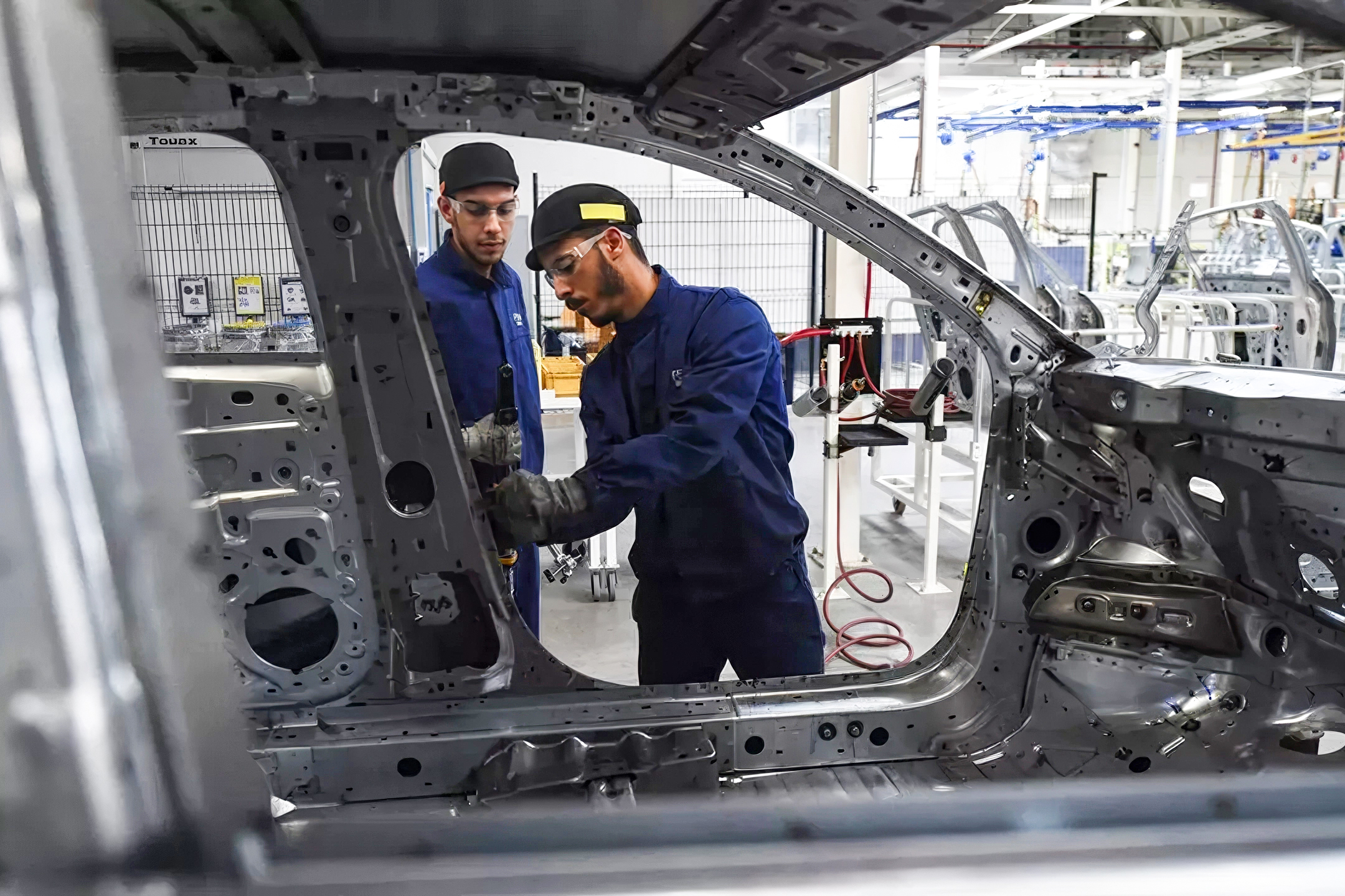 Des opérateurs sur une chaîne de l'usine Stellantis de Kénitra.