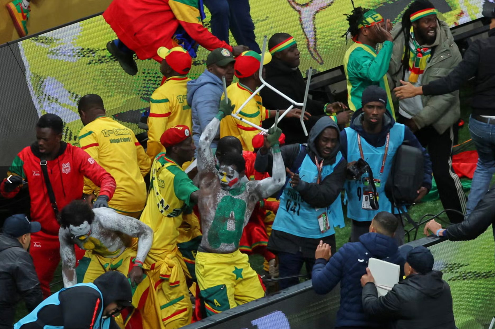 Des supporters sénégalais tentant d'envahir le terrain lors de la finale de la CAN 2025.