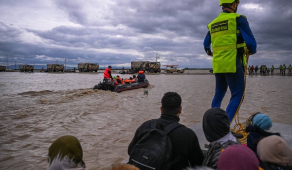 Des habitants de Ksar El Kébir évacués après les inondations provoquées par la montée des eaux de l'oued Loukkos. Crédit : MAP