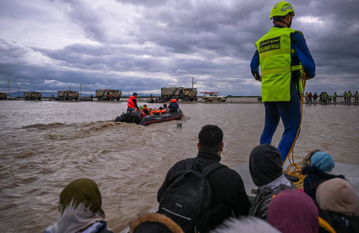 Des habitants de Ksar El Kébir évacués après les inondations provoquées par la montée des eaux de l'oued Loukkos. Crédit : MAP