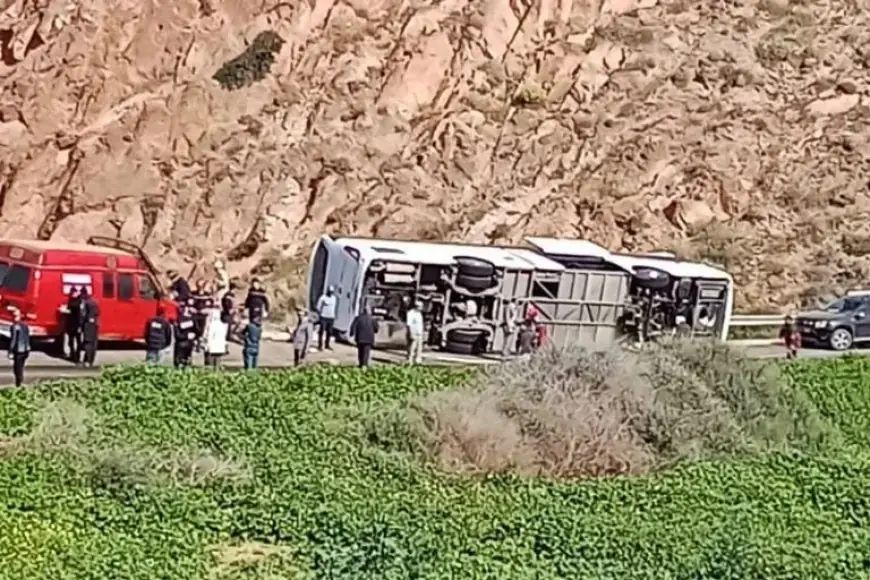 Le bus de la DGSN renversé dans la région de Sidi Ifni, le 21 février 2026.