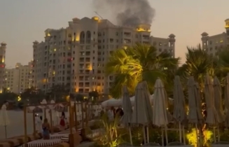 Une colonne de fumée s'élève dans le ciel de Dubai.