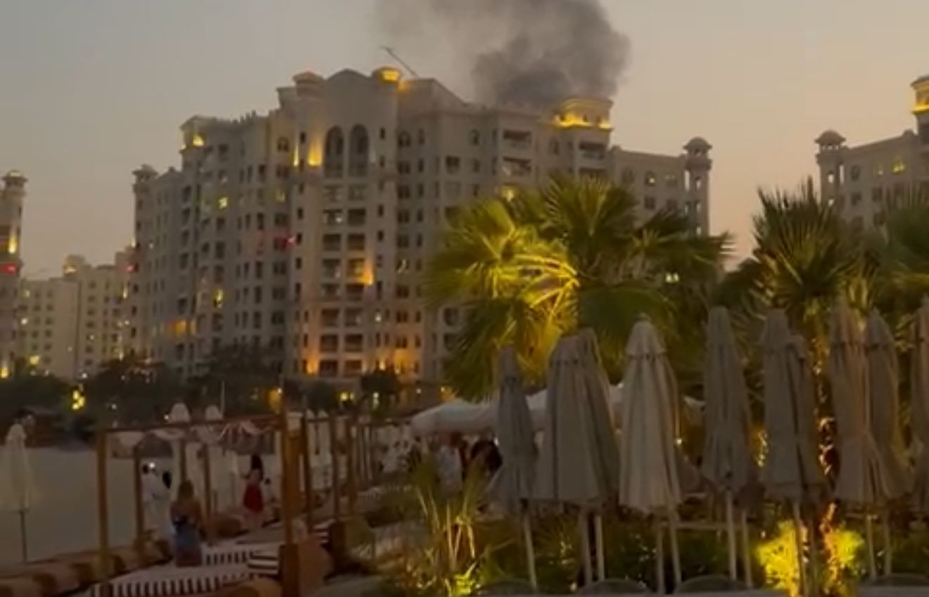 Une colonne de fumée s'élève dans le ciel de Dubai.
