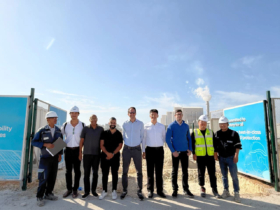 Matthieu De Bos, PDG de Falcon (5e en partant de la gauche), et JD Joly, directeur financier de Falcon, aux côtés de membres de Fluoralpha et de Hensen sur site à Jorf Lasfar