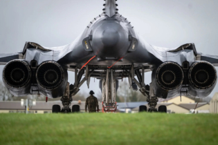 Un bombardier B-1 sur une base de la Royal Air Force à Fairford, en Angleterre, dimanche.
