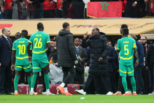 Le sélectionneur sénégalais Pape Thiaw demandant à ses joueurs de quitter la pelouse lors de la finale de la CAN 2025 à Rabat.