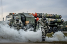 Des soldats chinois affectés à une unité de défense aérienne opérant un système HQ-9 lors d’un exercice d’entraînement multidisciplinaire, le 27 février 2026.