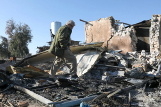 Un membre du Parti démocratique du Kurdistan d’Iran inspecte les dégâts subis par le camp Azadi du parti après une attaque transfrontalière iranienne dans la région kurde du nord de l’Irak. Crédit : Safin Hamid / Agence France-Presse — Getty Images.