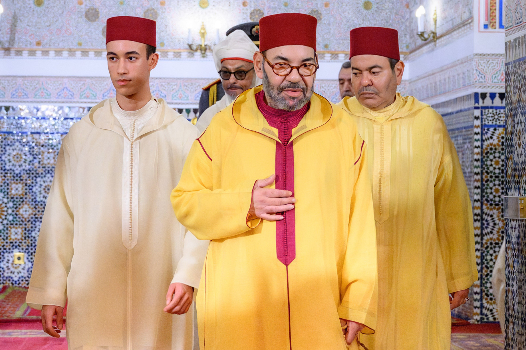 Le roi Mohammed V présidant, au Palais royal de Rabat, une veillée religieuse en commémoration de Laylat Al-Qadr.
