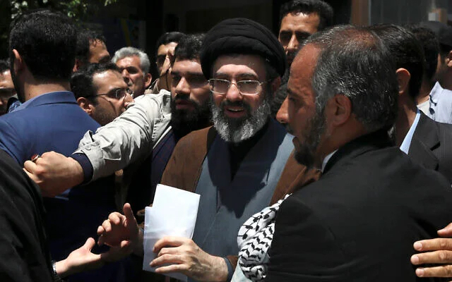 Mojtaba Khamenei, fils du guide suprême iranien l'ayatollah Ali Khamenei (au centre), assistant au rassemblement annuel de la Journée de Qods, ou Jérusalem, à Téhéran, en Iran, le 31 mai 2019
