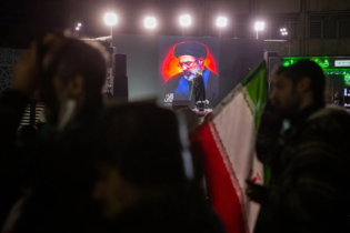 Une affiche de l’ayatollah Mojtaba Khamenei à Téhéran, après l’annonce de sa nomination comme le nouveau guide suprême de l’Iran