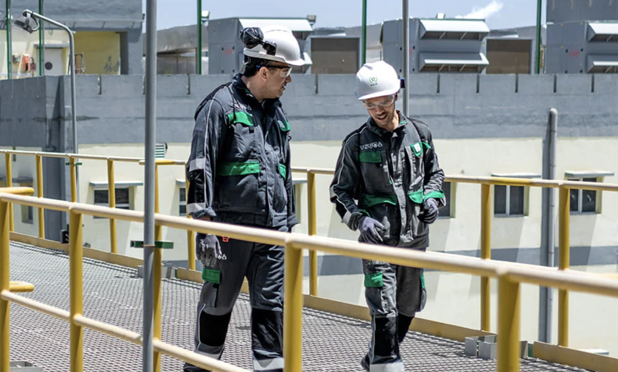 Deux collaborateurs du Groupe OCP inspectant des installations sur une plateforme de transformation de phosphate.