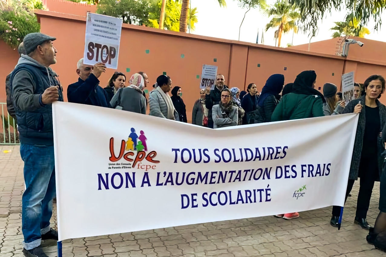 Un sit-in organisé par des parents d'élèves devant une école du réseau AEFE au Maroc.