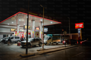 Une station-service casablancaise submergée par l'afflux d'automobilistes, dans la nuit du 15 au 16 mars 2026.